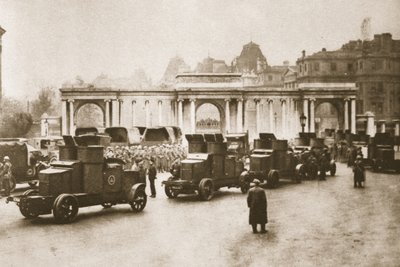 Convoi de bus et de camions des docks vers le dépôt de lait et de nourriture à Hyde Park escorté par des voitures blindées pendant la Grande Grève, de Wonderful London, publié 1926-27 - English Photographer